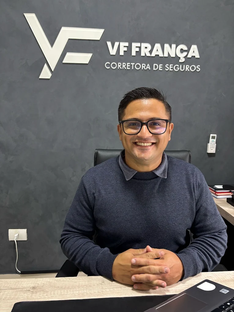 Vinícius França, corretor responsável pela VF França Corretora de Seguros, em seu escritório em Maringá-PR